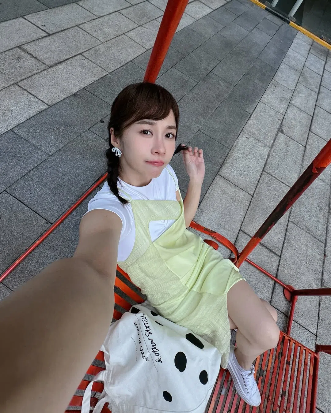 郑六月看剧前喜欢把灯光调暗。（取自艺人IG）