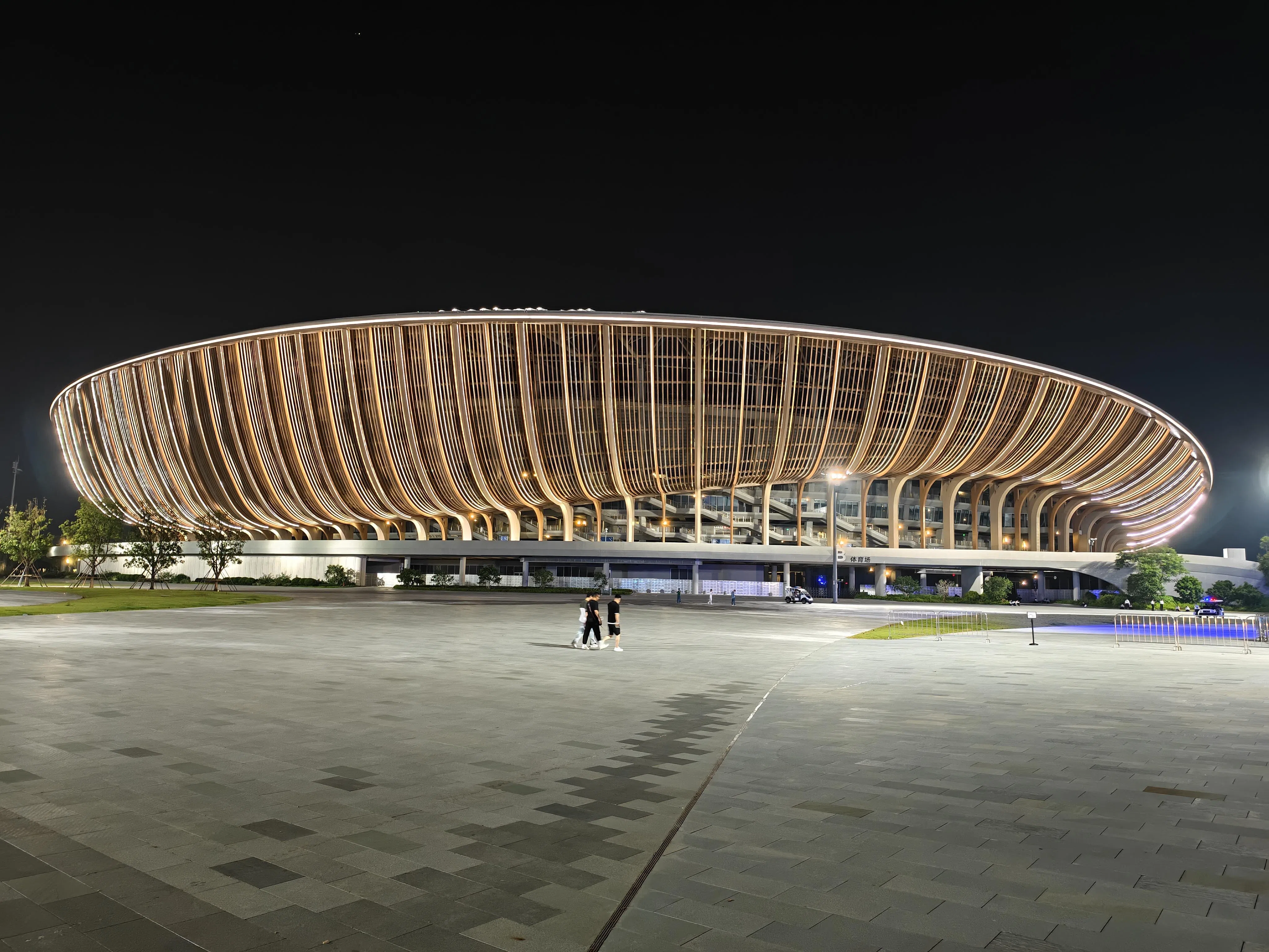 夜景功能保留背景细节的同时，提升照片的整体亮度。（黄少伟摄）