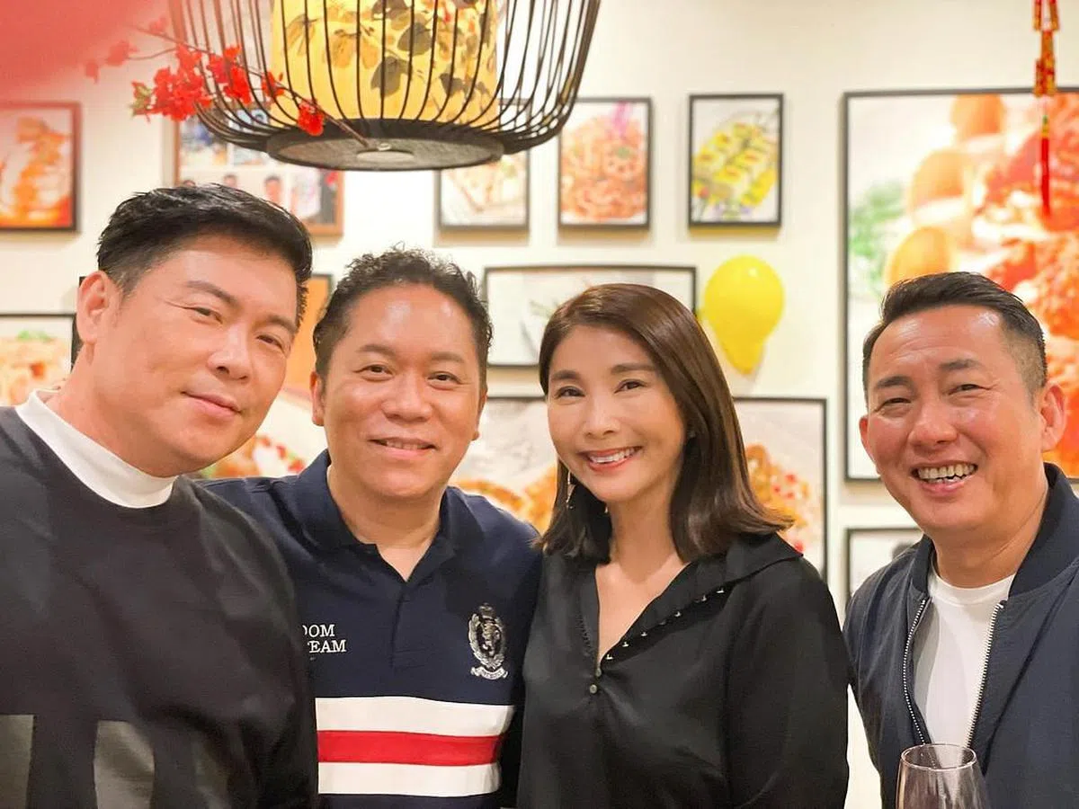 陈秀环与曾国城、卜学亮及屈中恒留影。（取自陈秀环IG）