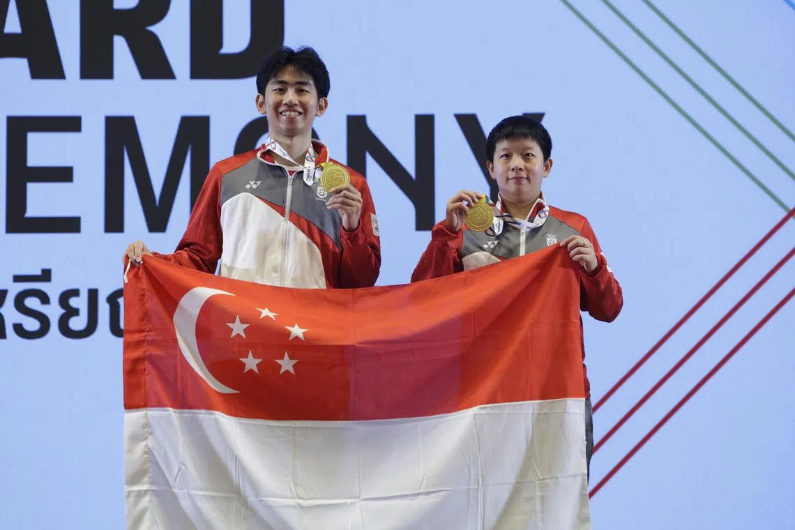 曾尖（右）首次拿下东运会混双金牌，而冯耀恩在本届东运会参加三项皆夺金。（白艳琳摄）