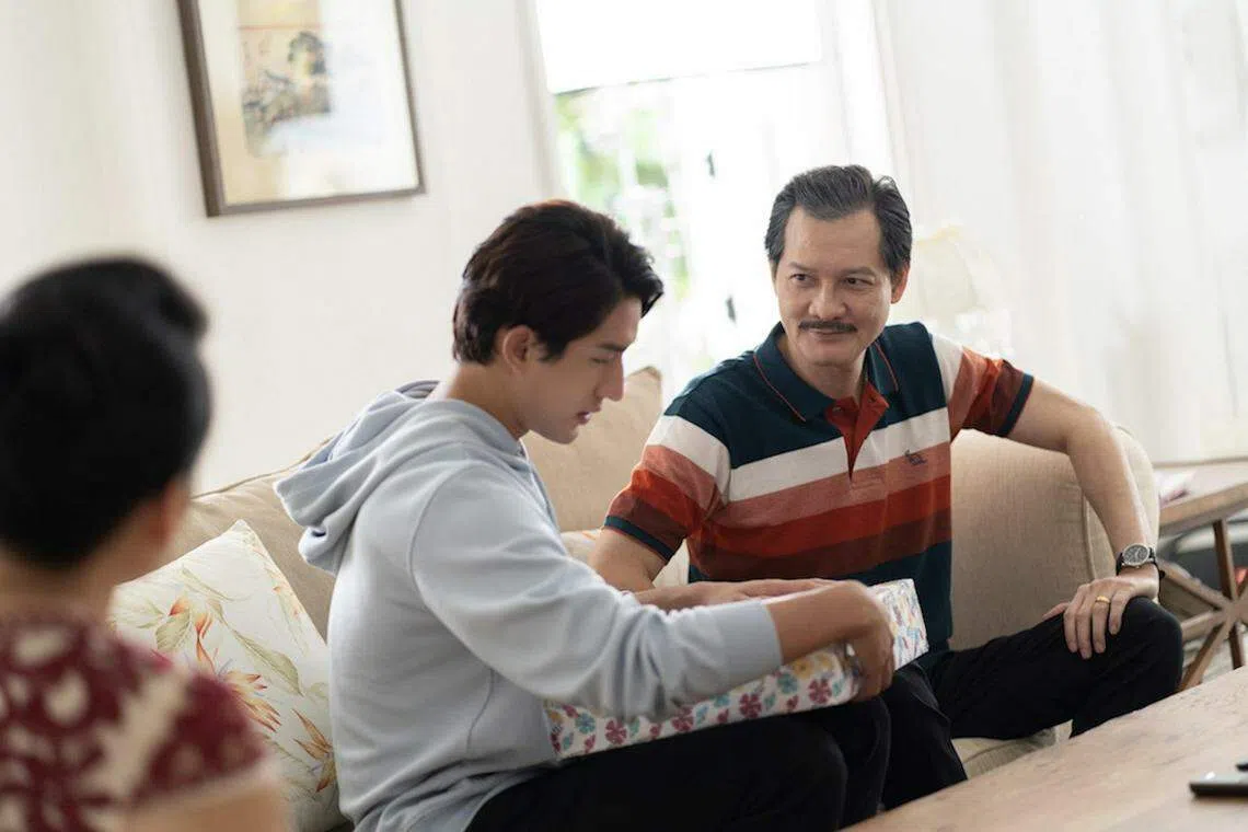 孙政（中）在《七天》遭灵魂附身。（新加坡华语电影节提供）