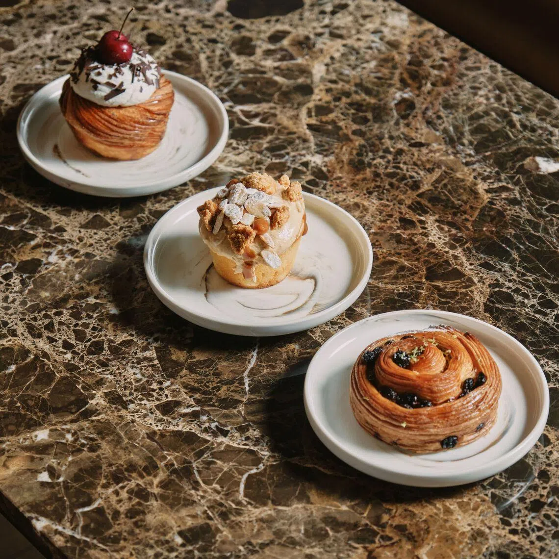 黑森林玛芬可颂（左起）、苹果酥卷蛋糕、苹果朗姆葡萄干卷，是Burnt Ends Bakery在奥迪展销室推出的三款新品。（餐馆提供）