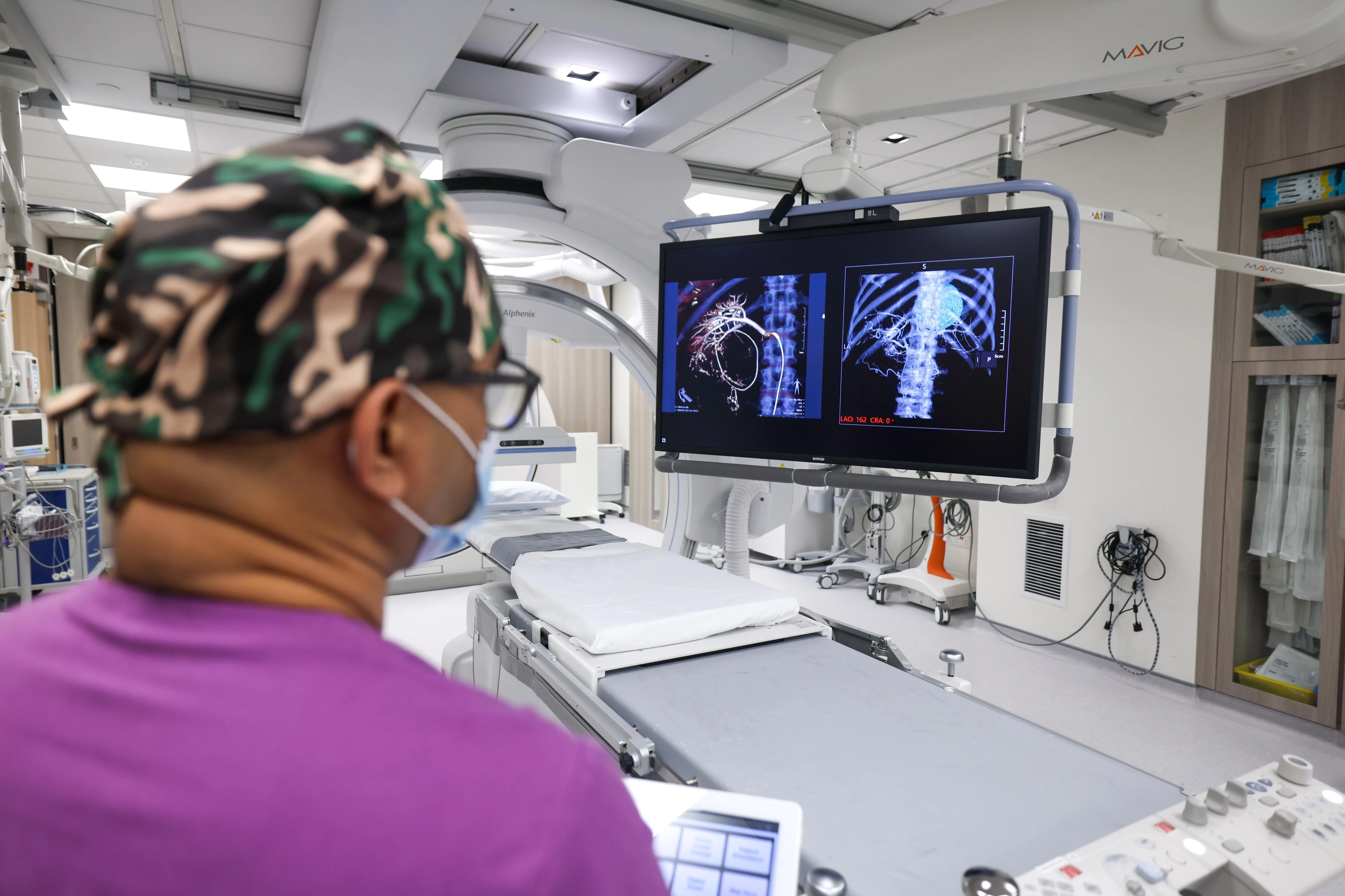 伊丽莎白医院最新引进复合型CT扫描设备，可以让医生看到更精确的影像，加速诊断过程，省却之前患者须要反复扫描的繁琐过程。（白艳琳摄）