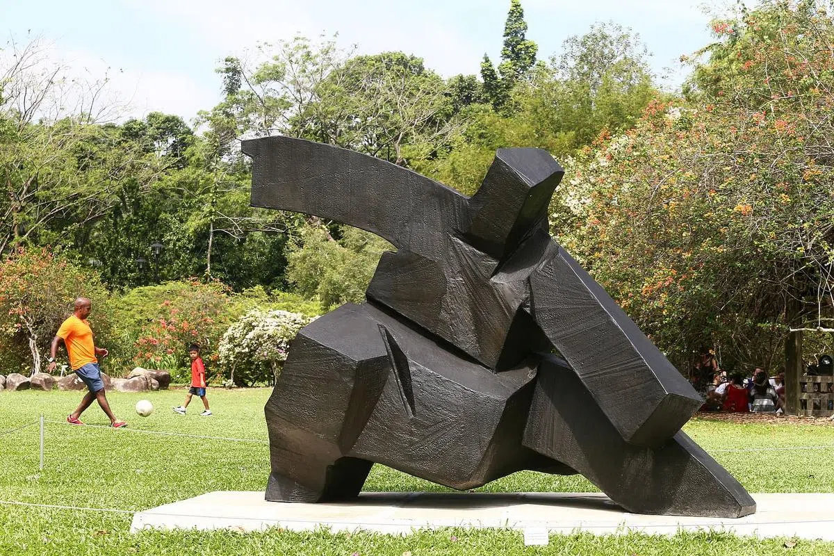 台湾雕塑家朱铭的《太极》系列作品在2015年于新加坡植物园区内展出。（档案照片）