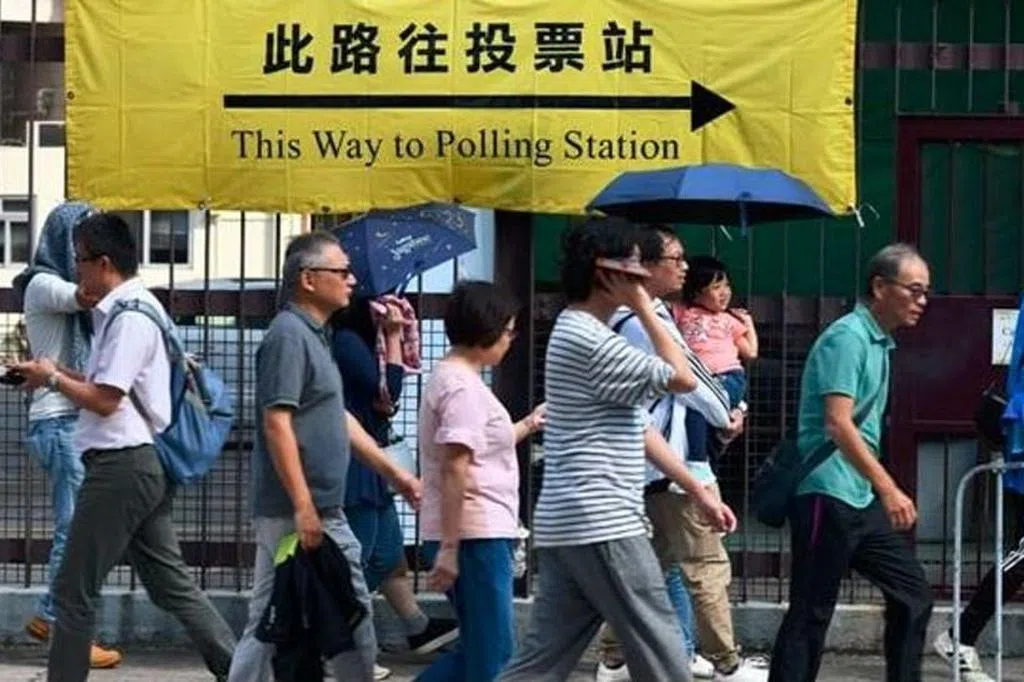以关爱队支援居民 港府拟设“街道办”提供地区服务 | 联合早报