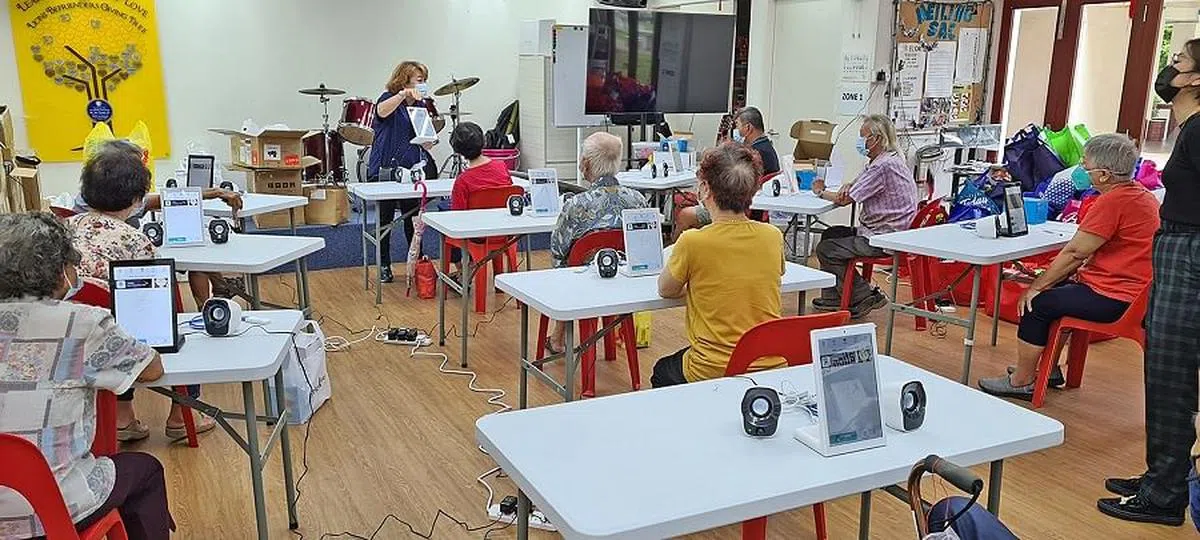 悉心的讲解帮助更多乐龄人士使用IM-OK平板设备。（图／资媒局提供）