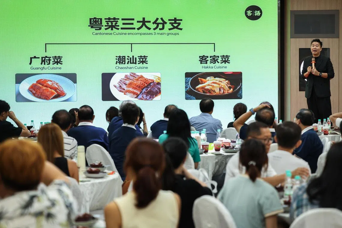 客语·客家菜创始人许可鹏在媒体发布会，分享客家菜的来源与特色。（龙国雄摄）