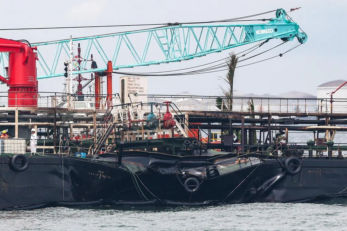 新加坡注册的添油船Marine Honour被撞凹。（档案照片）