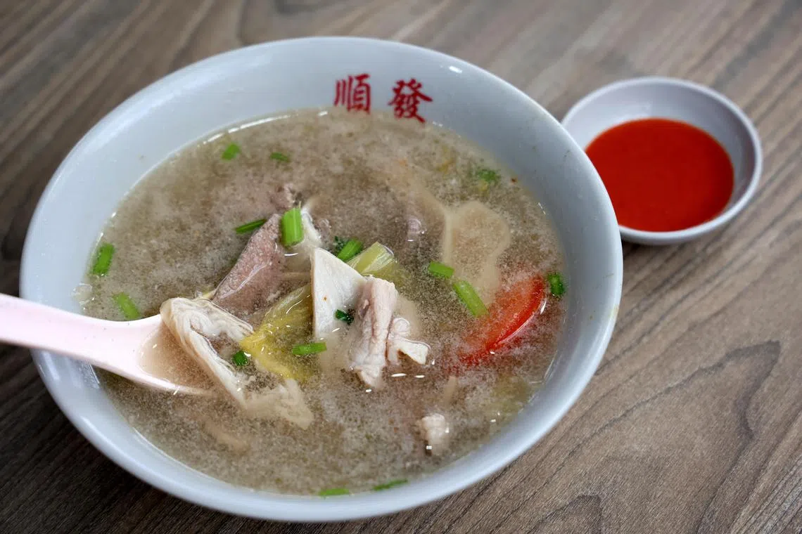顺发猪杂汤，内脏处理得干净，汤头清味，让人很开胃。（龙国雄摄）