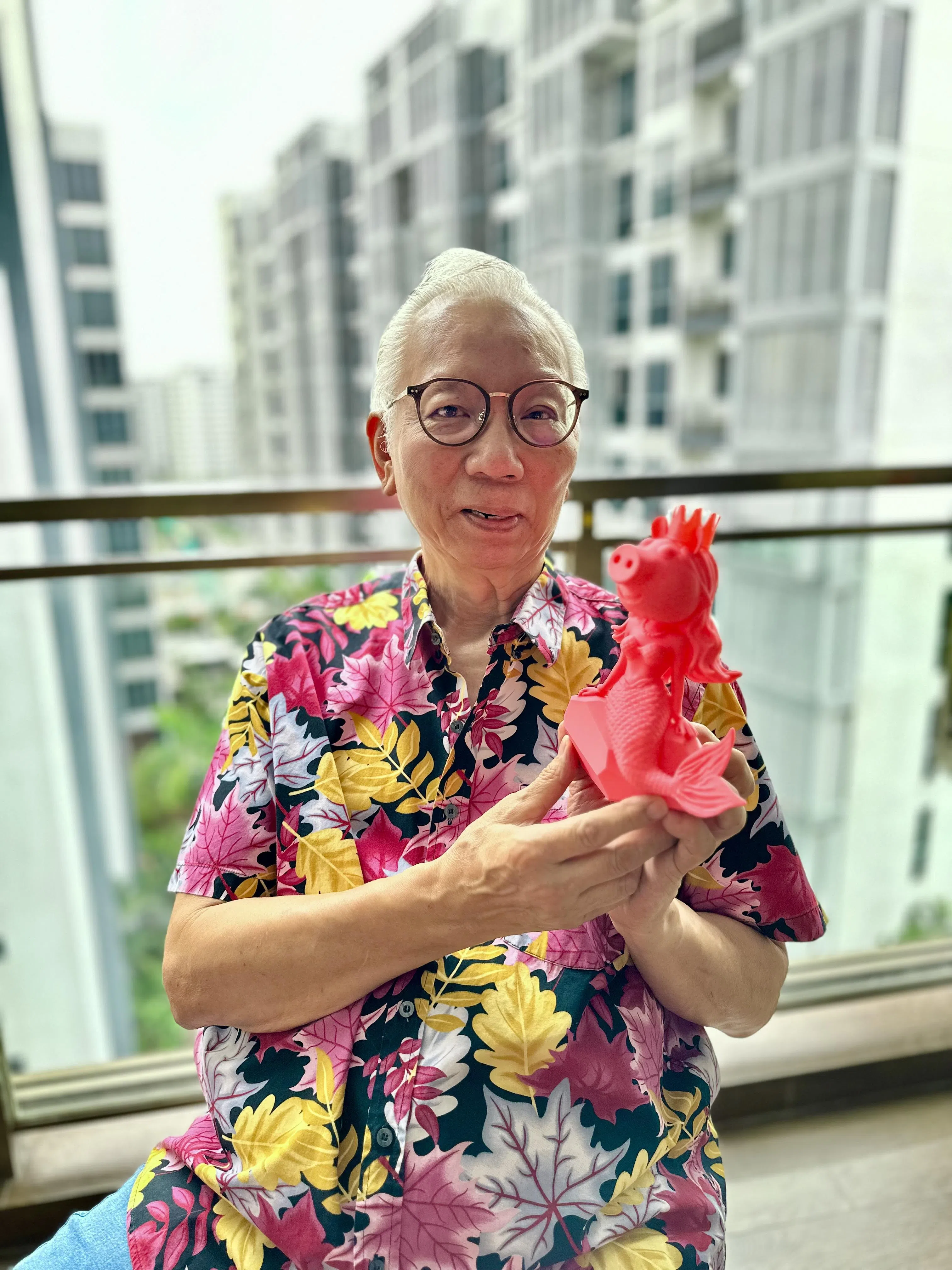 林明基应孙女要求，为她3D打印一个独一无二的小猪佩奇。这个粉红色作品，上半部是小猪佩奇头戴公主皇冠，下半身是美人鱼造型。（受访者提供）