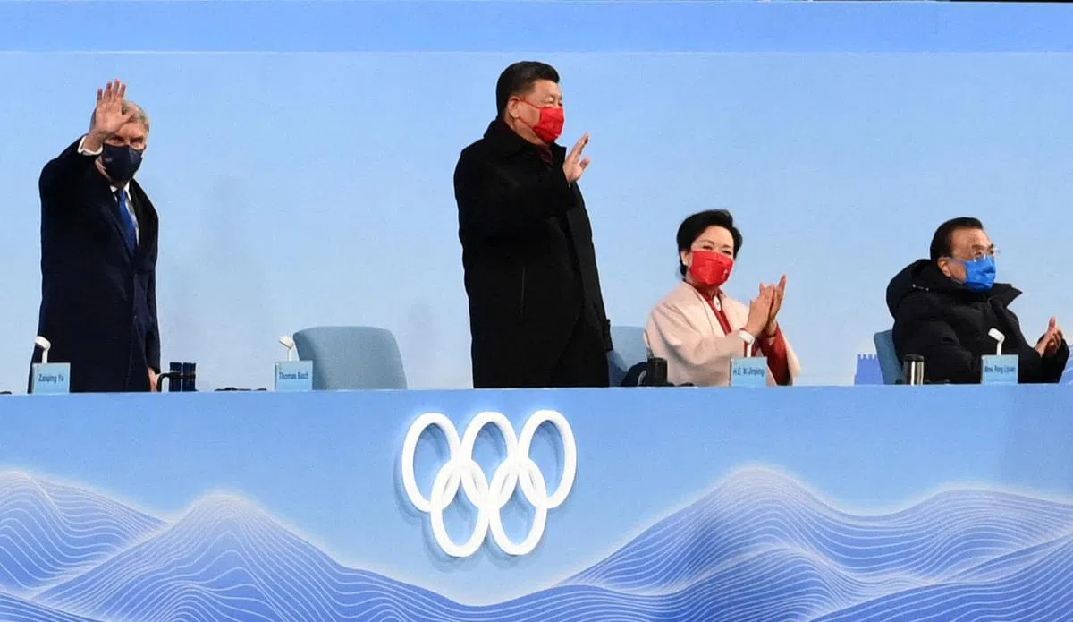 （从左至右）国际奥委会主席巴赫、中国国家主席习近平和夫人彭丽媛、中国总理李克强出席北京冬奥闭幕式。（路透社）
