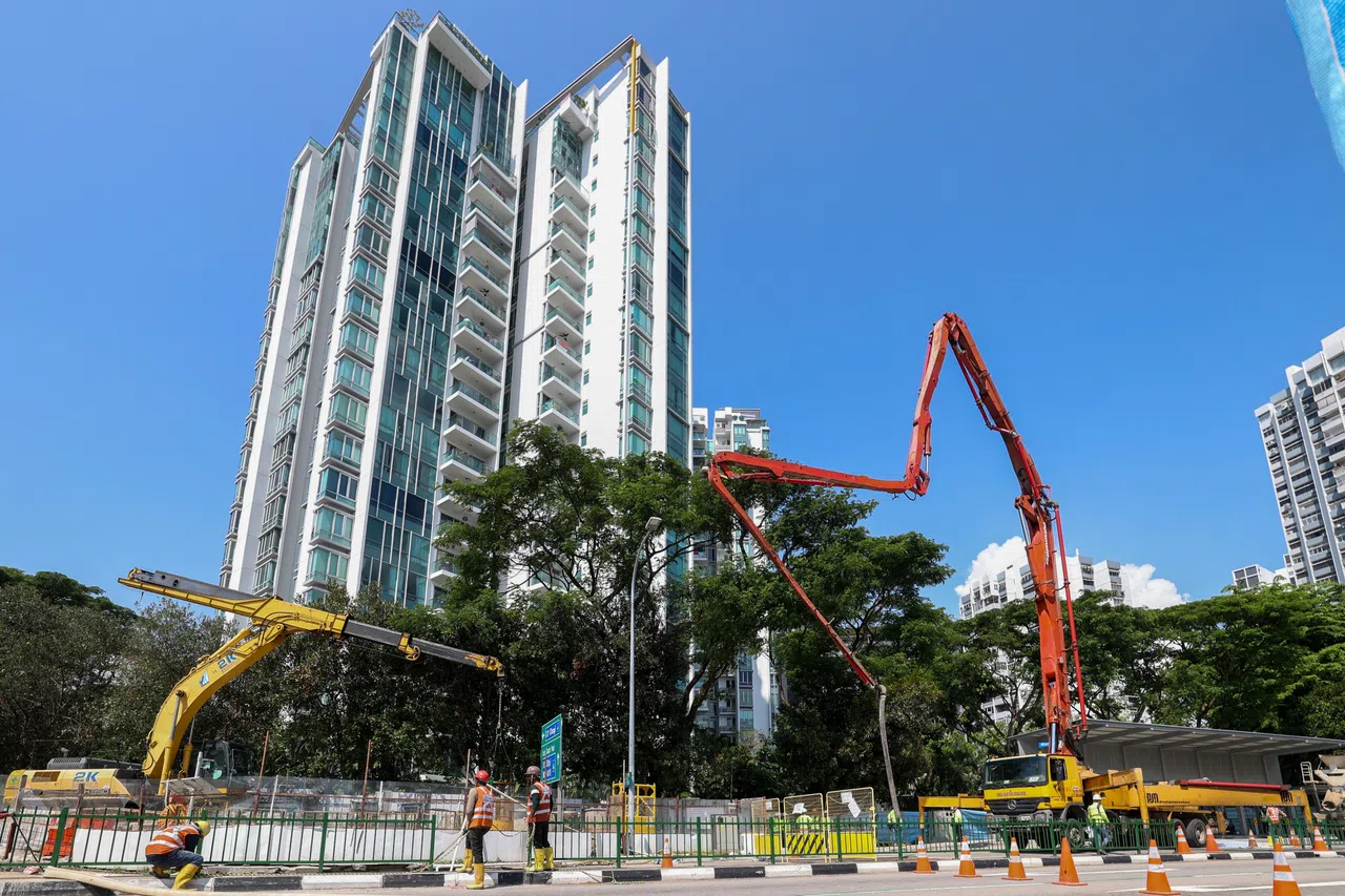 公用事业局在车子被吊出后继续填补坑洞。（吴先邦摄）