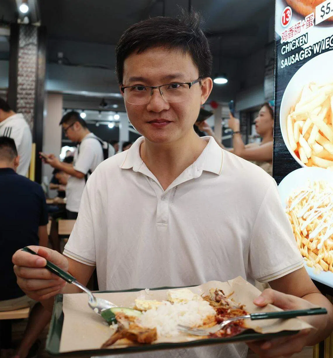 34岁通讯科技行业从事者赵桐，特地前来享用哈山的椰浆饭。（卓舒畅摄）