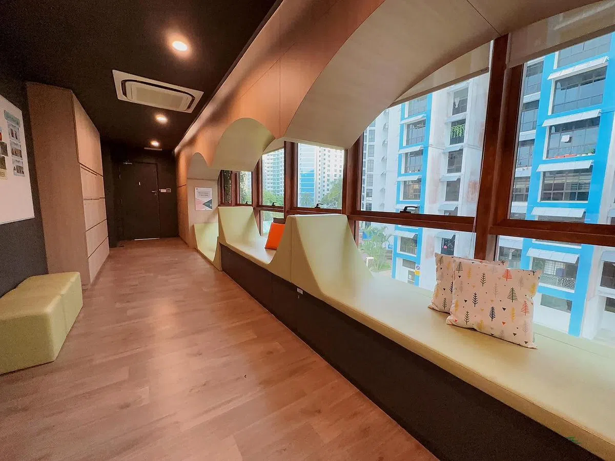 幼乐园的其中一家托儿所腾出空间摆放舒适的长凳，幼教工作者可以到这个休息角落放松。（幼乐园提供）