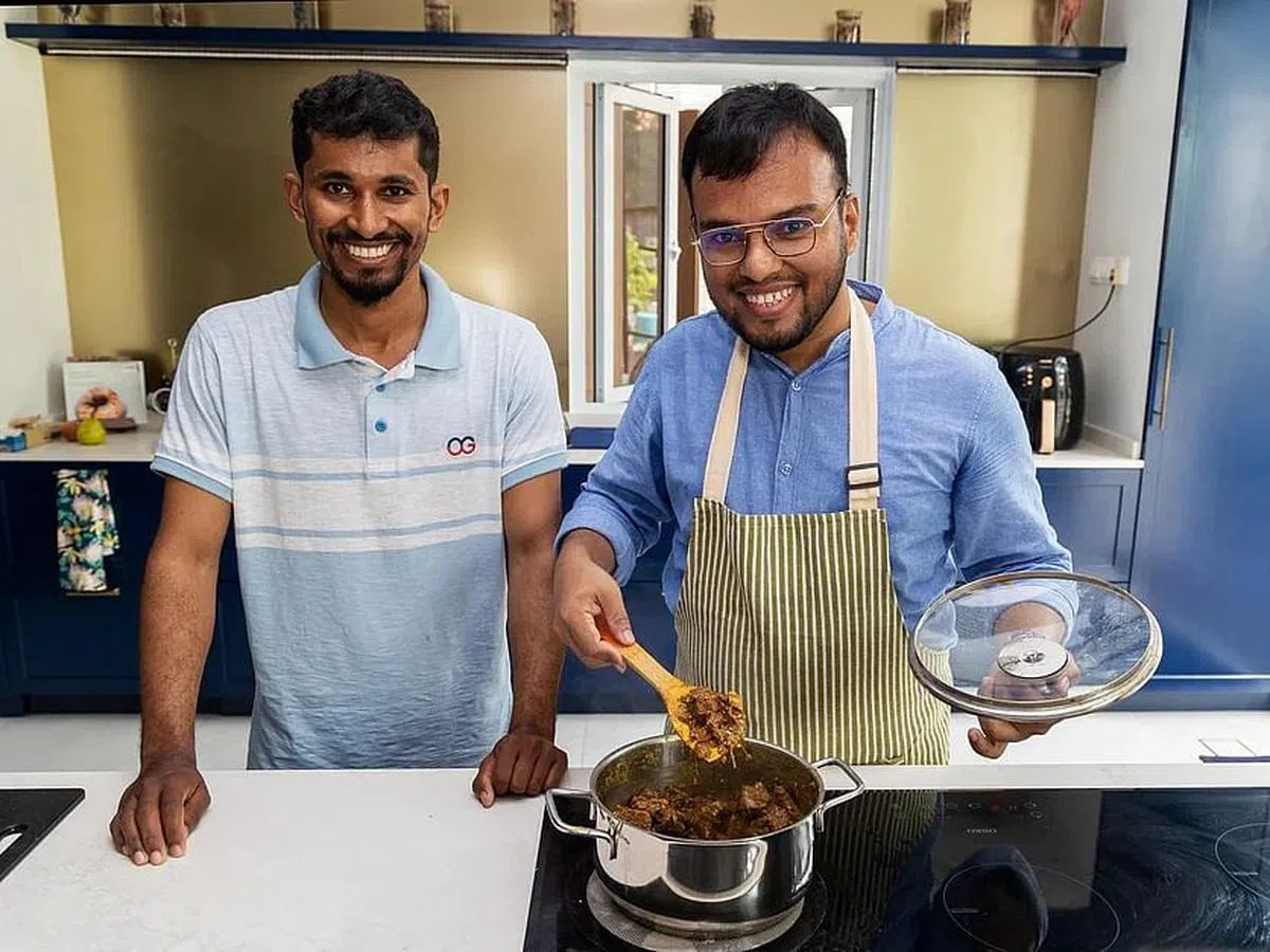 客工Rubel（右）和Sadek每天都在宿舍准备两餐。