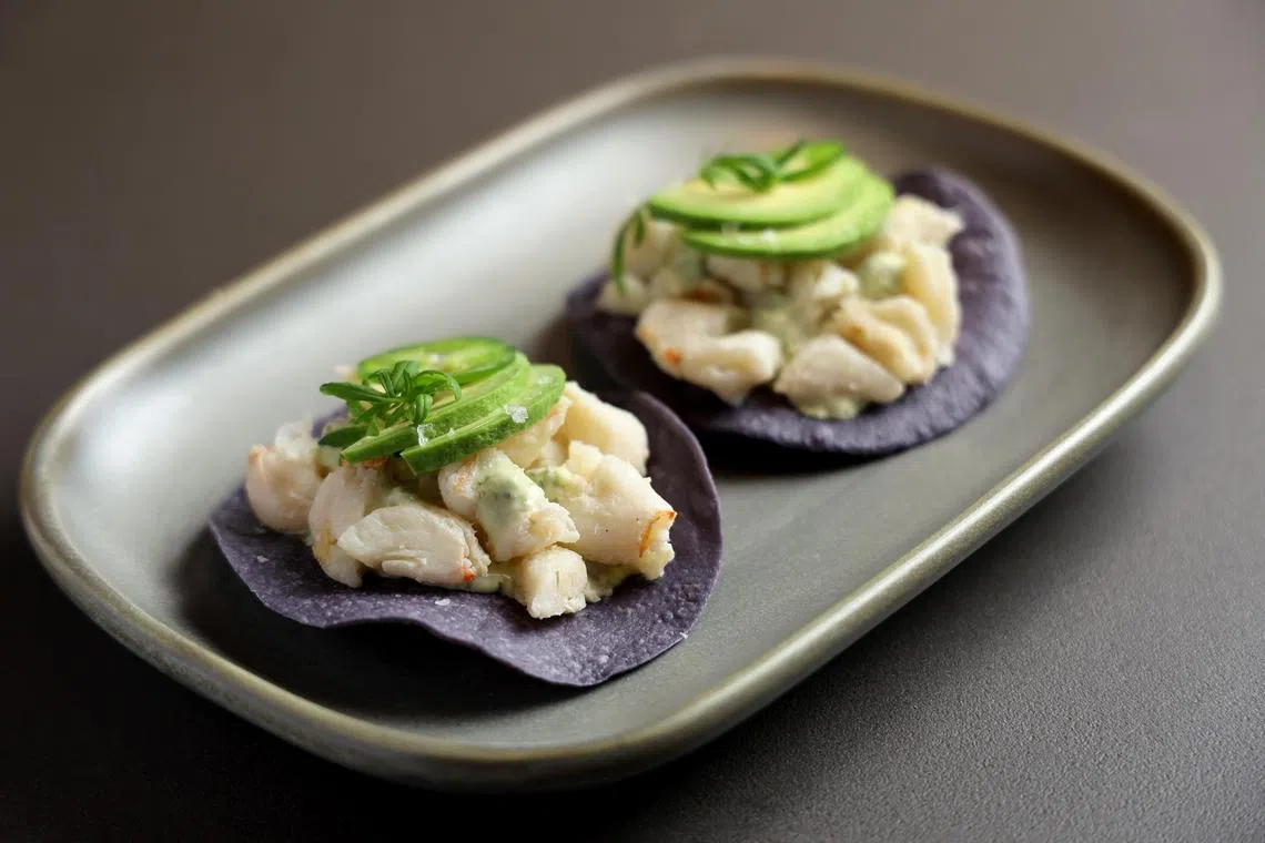 Crab Tostadas在圆形酥脆的墨西哥薄饼堆上蟹肉拌薄荷酱。（龙国雄摄）