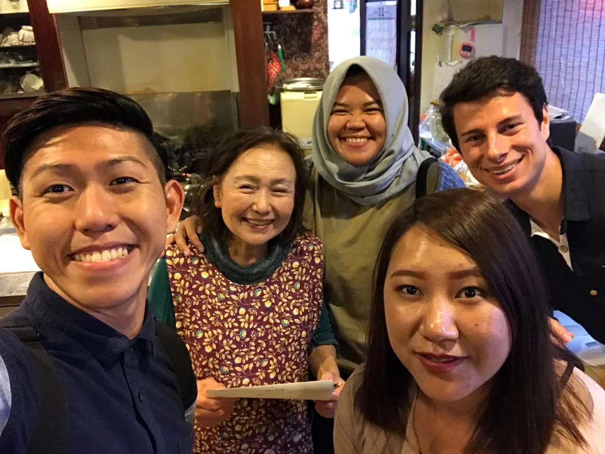 林国雄（左一）与来自世界各地青年在日本做村庄建设项目，学到了宝贵经验，将设计与商业思维结合。（受访者提供）