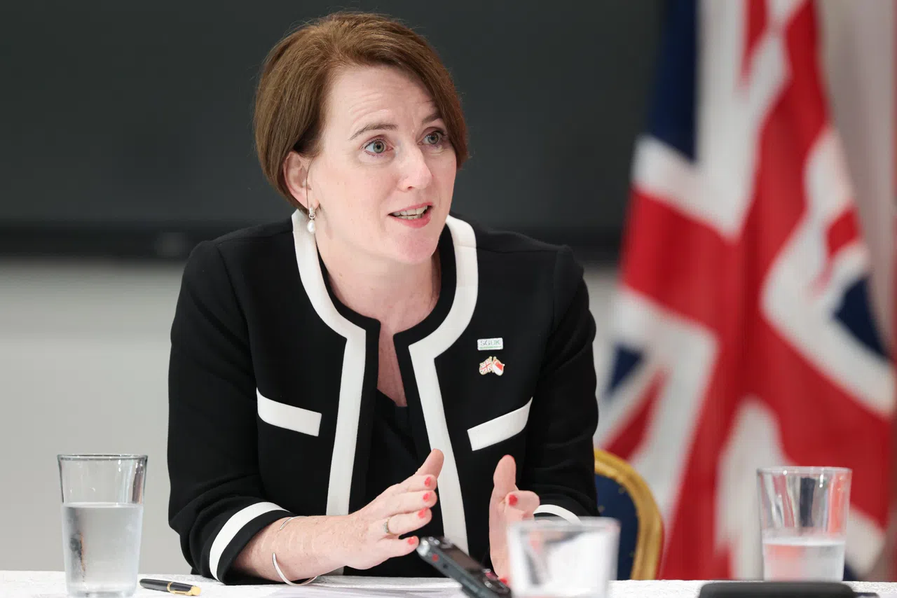 英国最高专员欧文驻香港时，不放过任何能与德士司机聊天的机会，因为与他们交谈不仅能增进粤语水平，还能加深对香港文化的理解。（李冠卫摄）