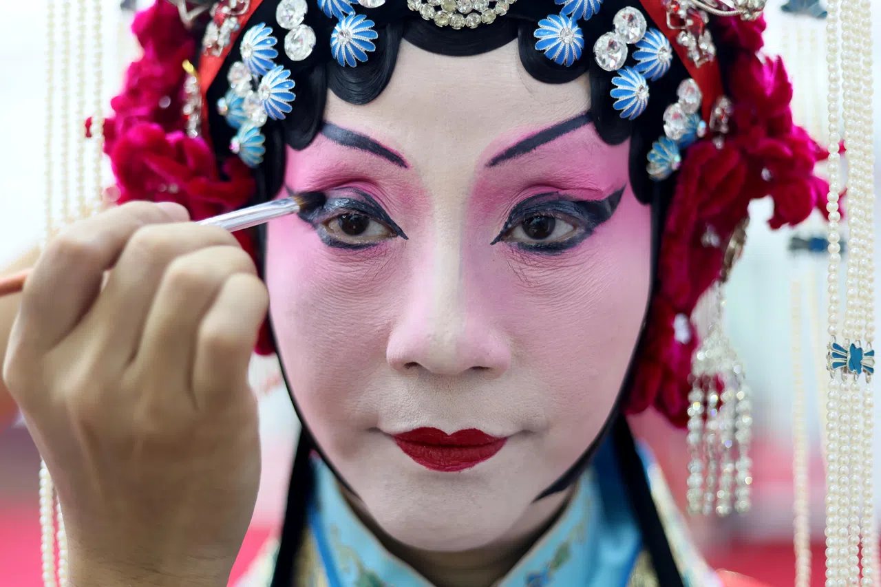 对戏曲化妆造型有兴趣的公众，今后可走进平社，过一把扮装瘾。（龙国雄摄）