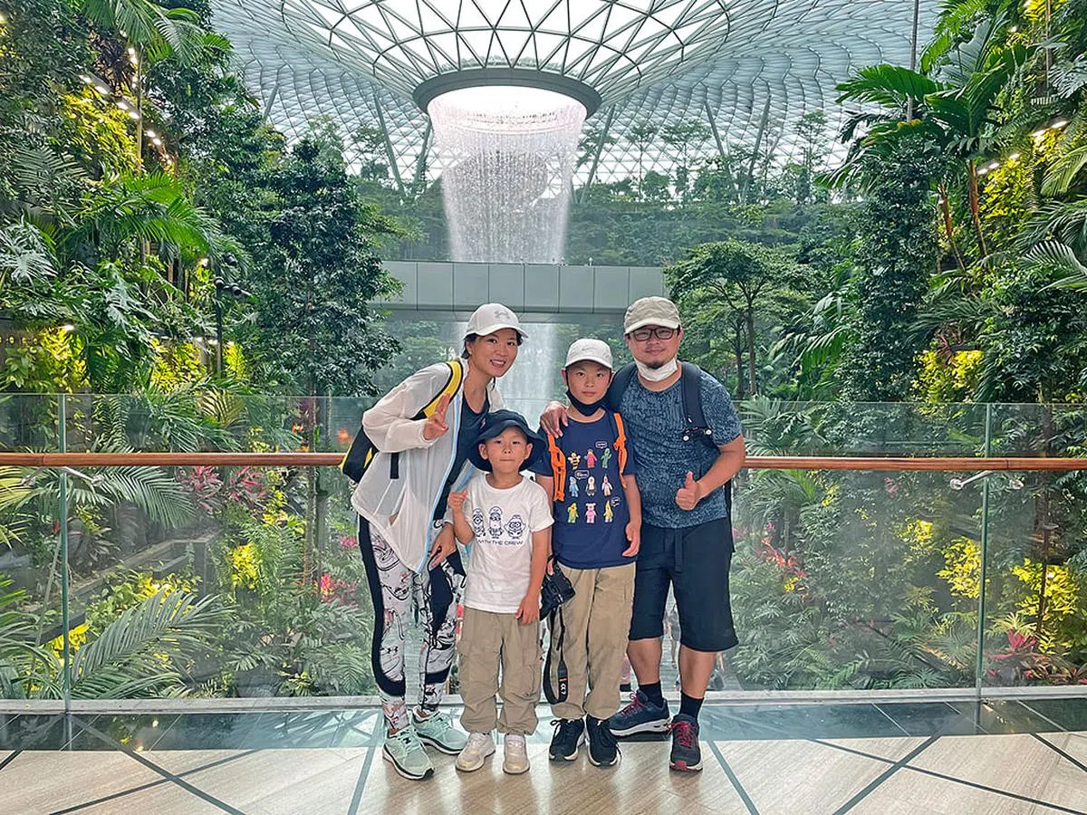 毛华（左一）在2019年就让两个孩子来新求学。图为他和太太与两个孩子在星耀樟宜留影。（图/受访者提供）