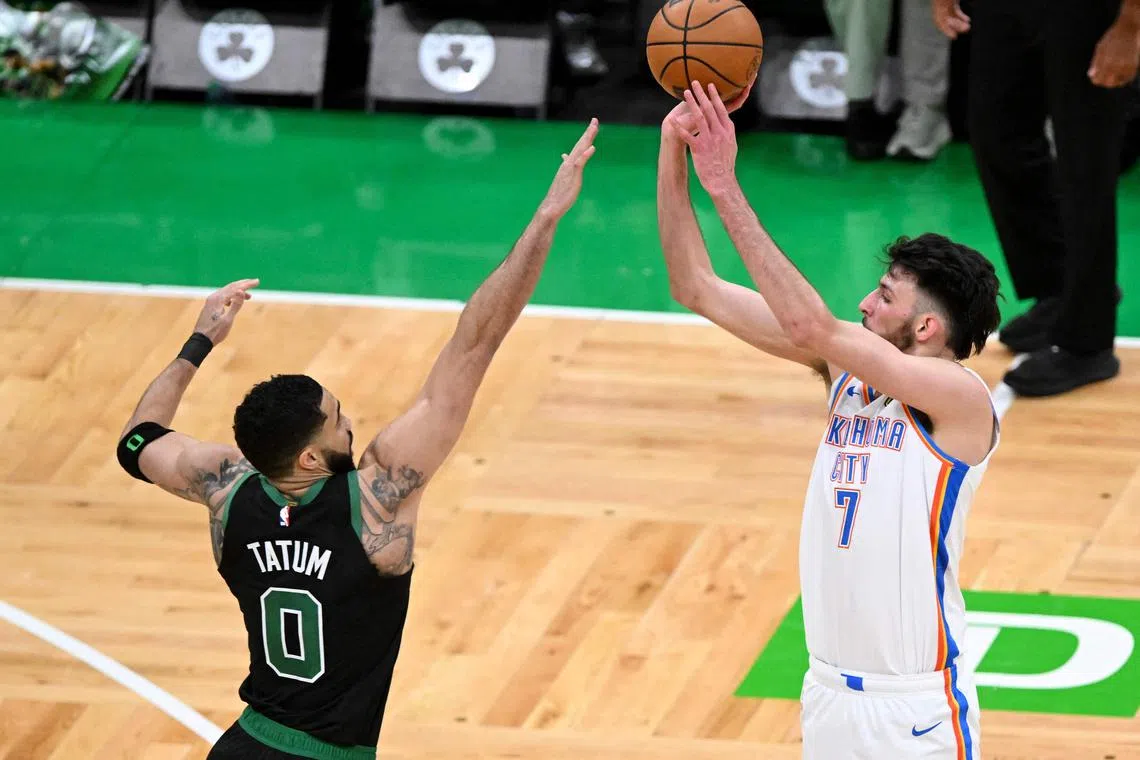 雷霆中锋霍姆格伦（右）在比赛中迎着凯尔特人小前锋塔图姆远投。（法新社）