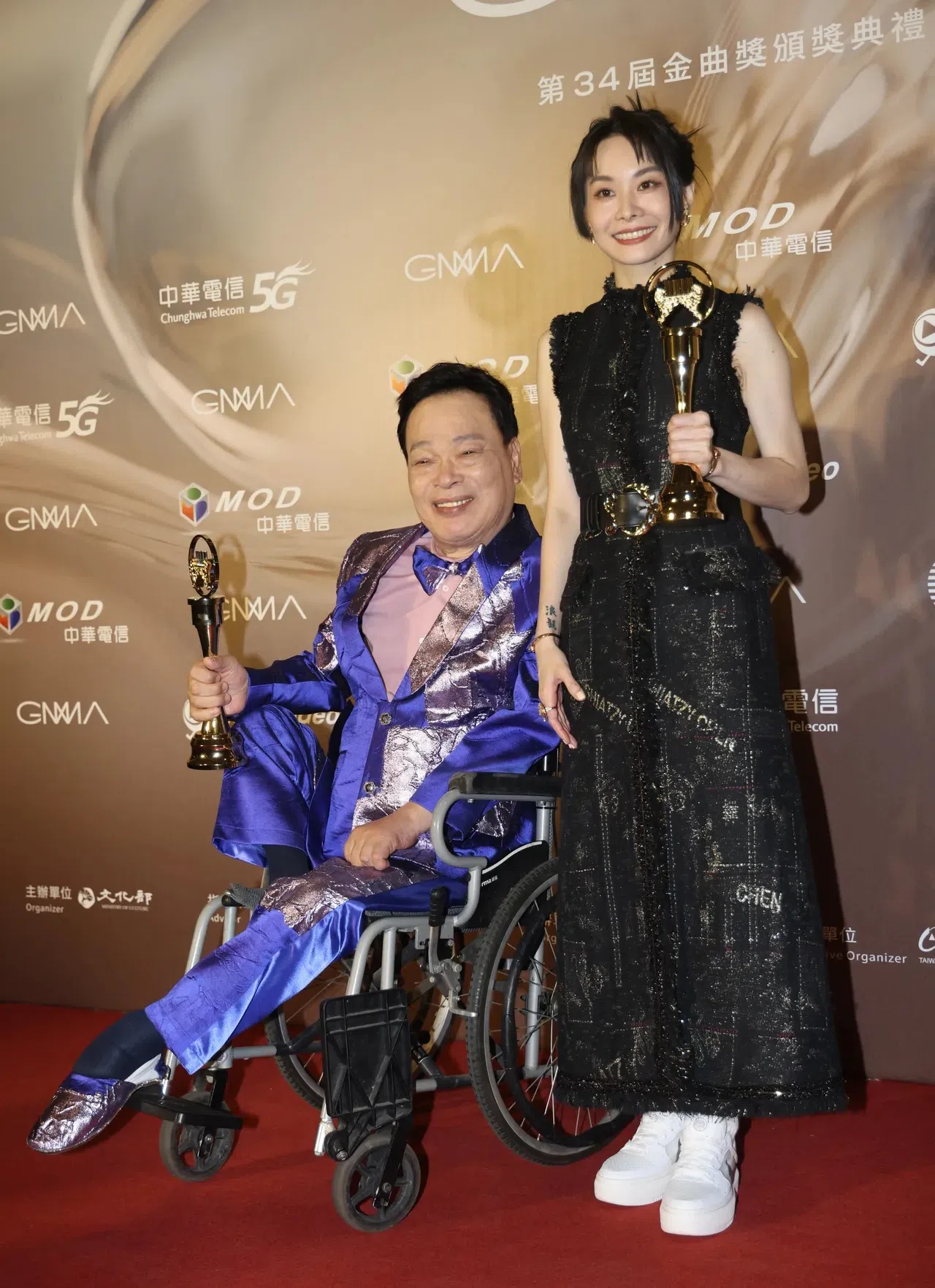 阿吉仔（左）和郑宜农（右）是新科台语歌王及歌后。（互联网）