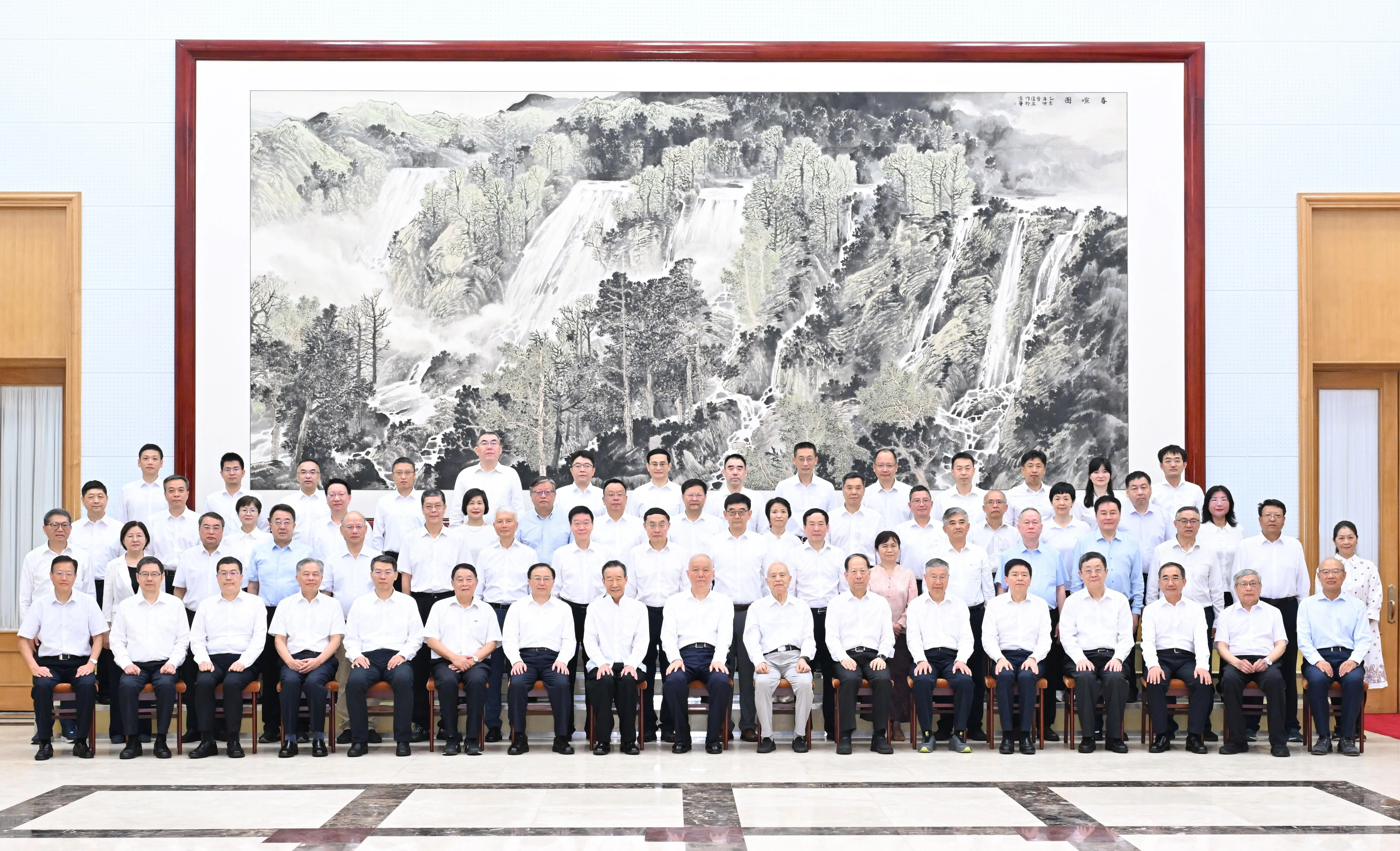 中共政治局常委、中央书记处书记蔡奇（第一排中）星期一（8月3日）看望慰问北戴河暑期休假专家。照片中站在最后一排右一的是袁洋。（新华社）