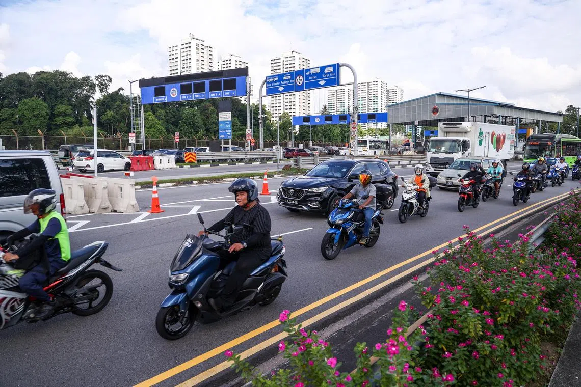 移民与关卡局目前在繁忙时段灵活调配人手，动态改换通道用途，也严正看待插队乱象。（白艳琳摄）