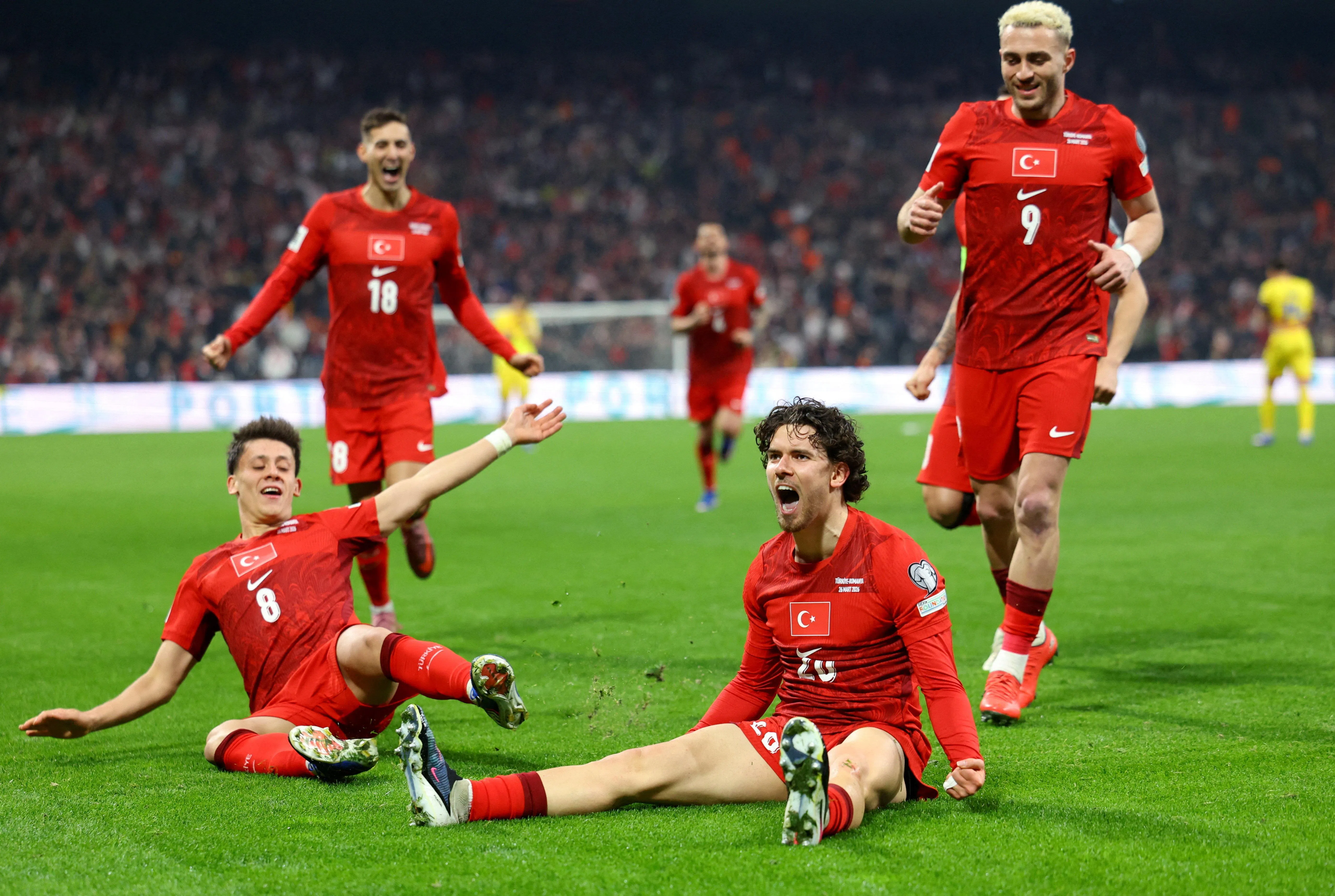 卡迪奥格鲁（右下）为土耳其攻入制胜球。（路透社）