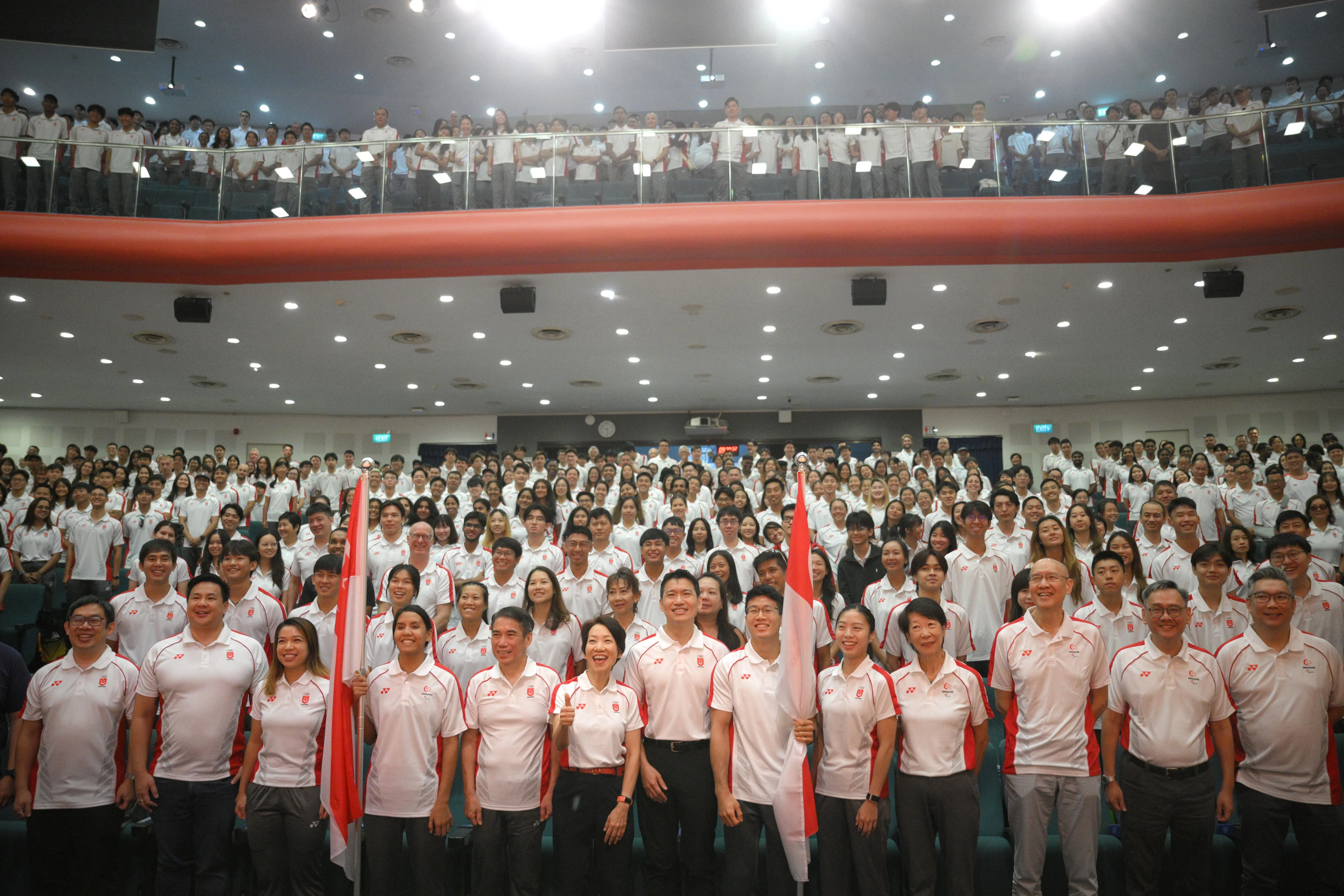 当天约有800人出席在德明政府中学举行的活动，场面壮观。（海峡时报）