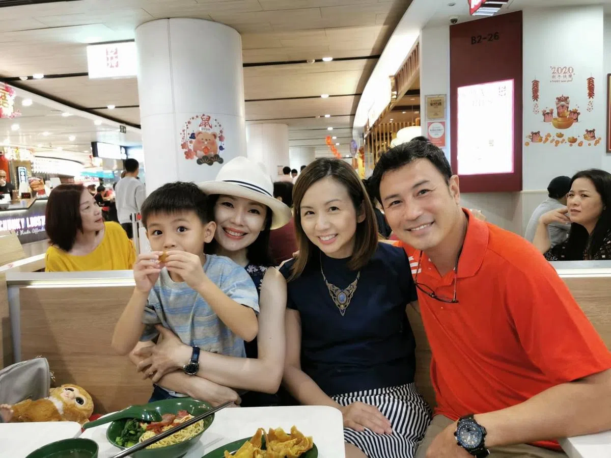 欧菁仙（左二）今年回法国前，林明伦、陈毓芸（右起）一家在船上为她办生日会。（欧菁仙提供）