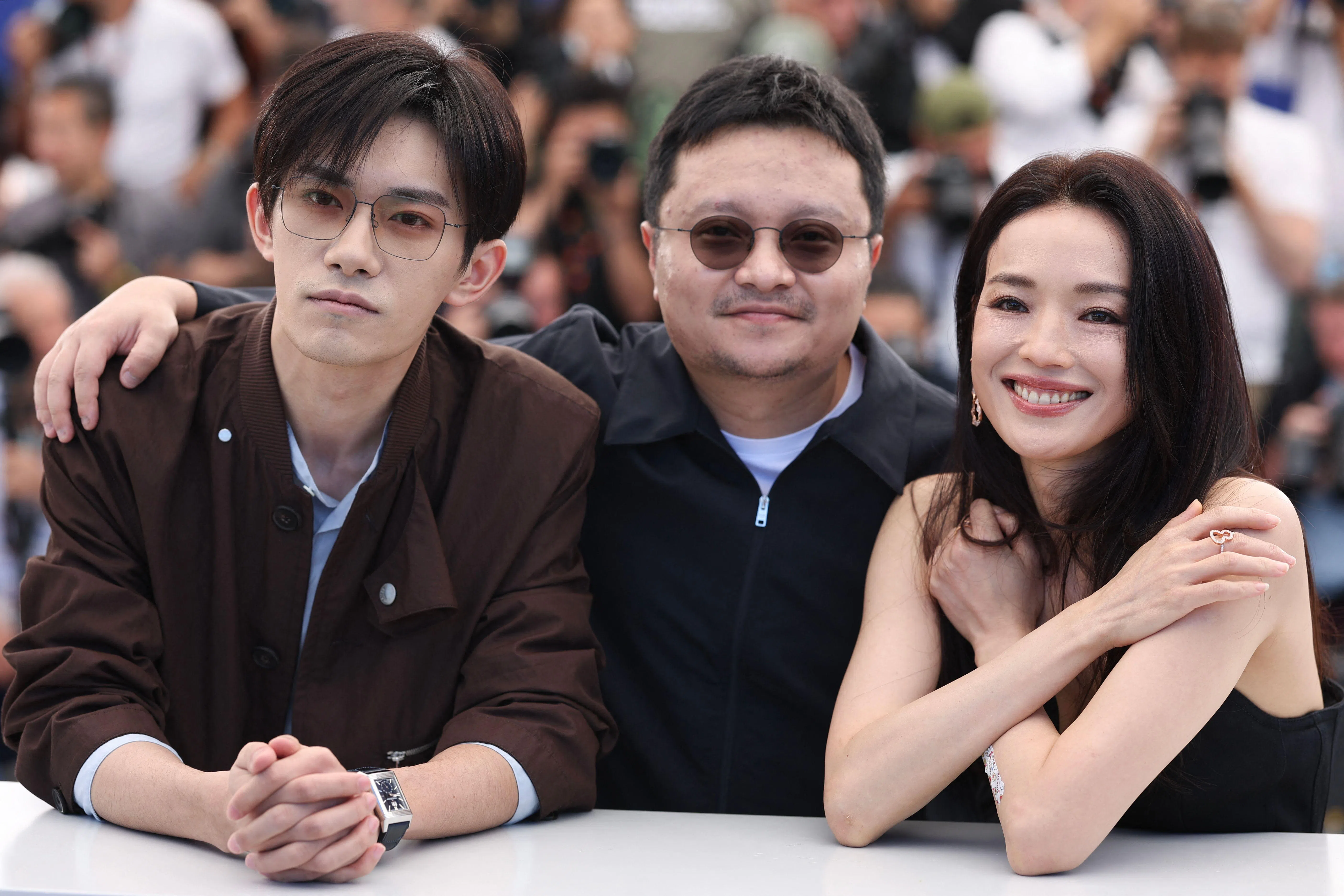 《狂野时代》导演毕赣（中）与男、女主角易烊千玺（左）和舒淇出席本届康城影展。（法新社）