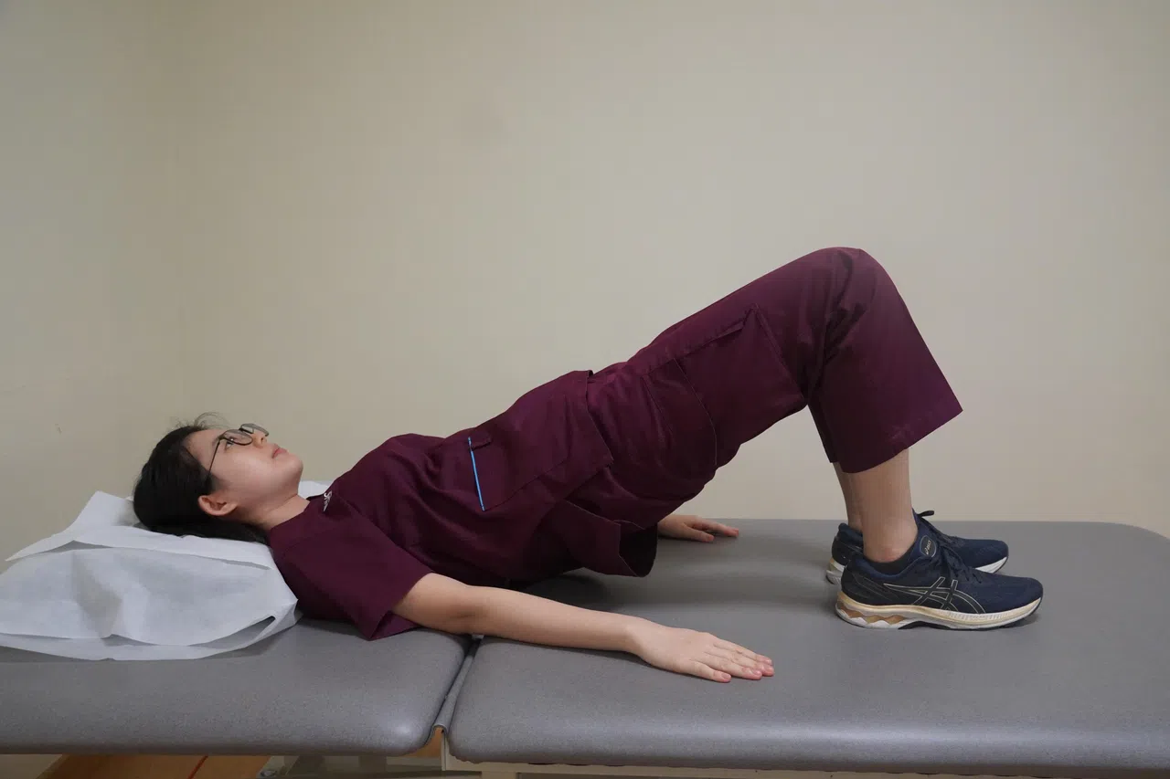 推动脚跟，抬高臀部，躯干和膝盖呈一条线。（裕廊社区医院提供）