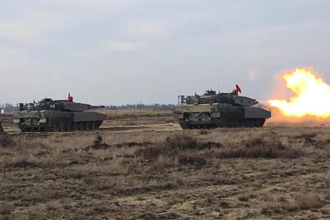 第48营新加坡装甲营军人驾驶豹2SG型主战坦克进行实弹射击。（国防部提供）