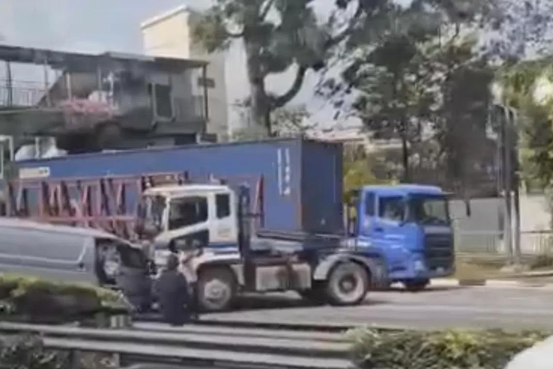 货车横摆在两车前方，与拖车迎头撞在一起，车身受损严重，扭曲凹陷。（取自网络）