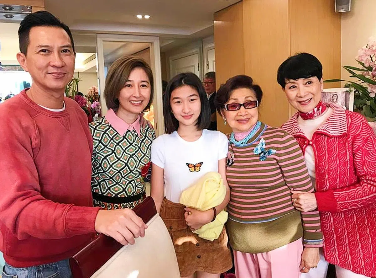 关咏荷（左二）为张家辉（左一）诞下女儿张童（中）之后逐步减少幕前演出，专心照顾家庭。（互联网）