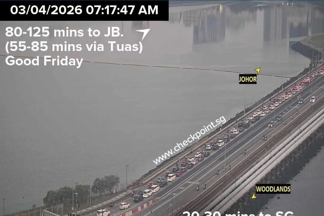 移民与关卡局星期五（4月3日）早上7时28分在脸书贴文说，兀兰关卡出境交通非常繁忙，车龙到达武吉知马快速公路（BKE）10A出口。（取自Checkpoint.sg）