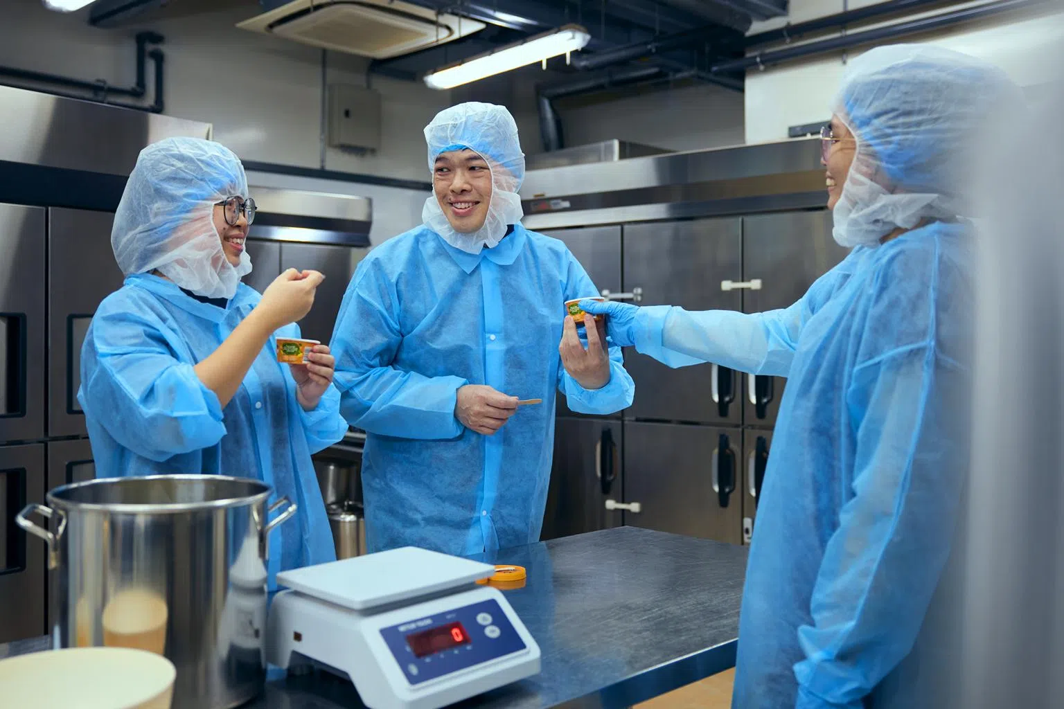 Udders主打亚洲风味的冰淇淋，严大伟（中）率领的研发团队也不断推陈出新，研发新口味，包括在国庆期间为新航推出全新口味。（新报业媒体）