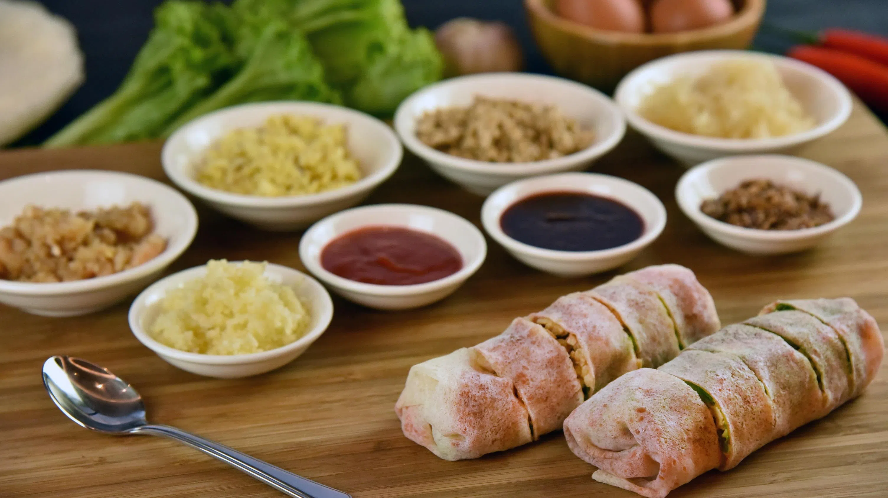 自制福建薄饼配套的所有配料与酱料均已备妥，方便动手制作，享受互动过程。（酒店提供）