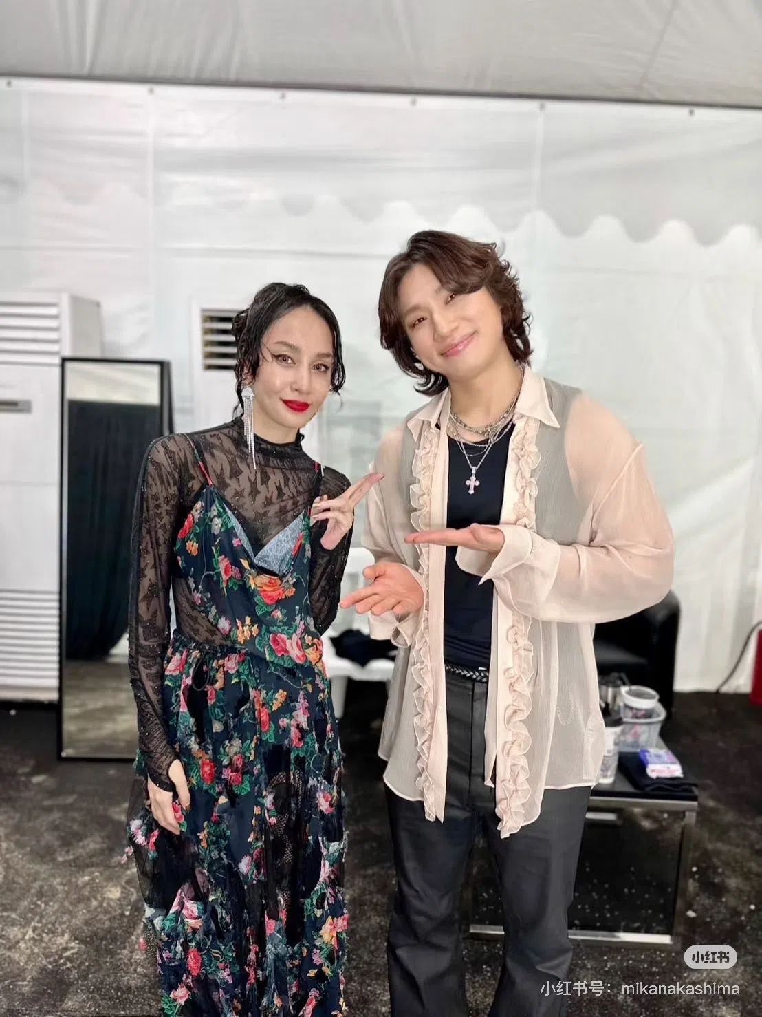 中岛美嘉（左）和大声在演出后台合照。（取自中岛美嘉小红书）