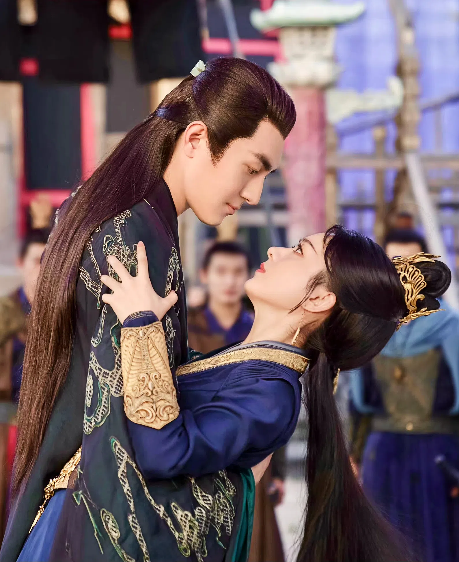 林更新（左）和赵丽颖主演的《与凤行》弥补了《楚乔传》留给观众的遗憾。（取自剧集微博）