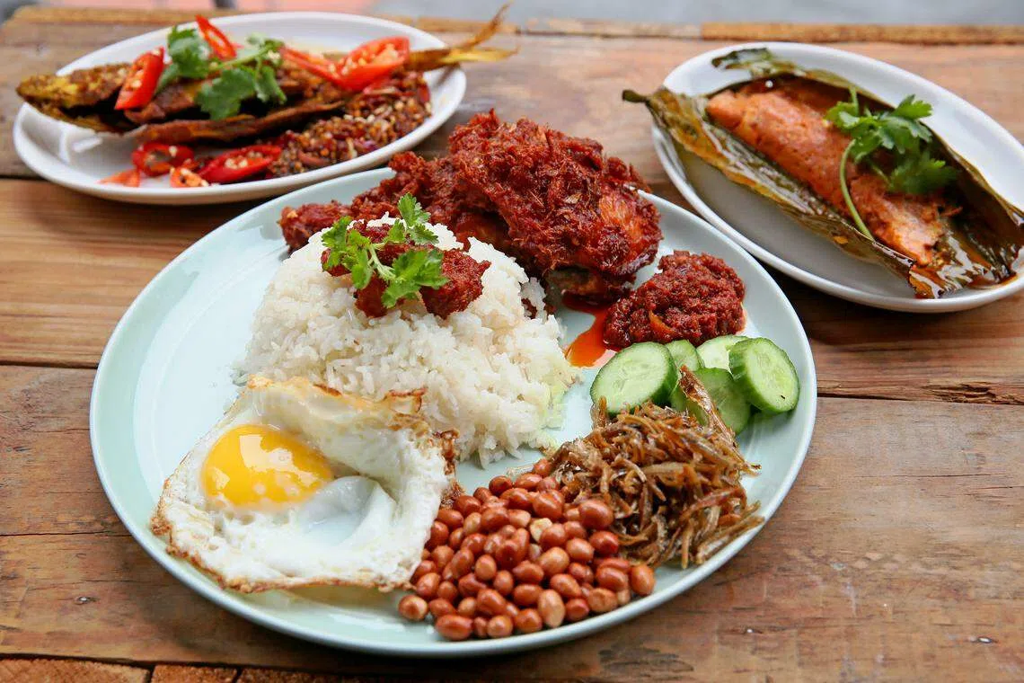 “椰子俱乐部”（The Coconut Club）餐厅的椰浆饭、乌打及煎鱼。（档案照）