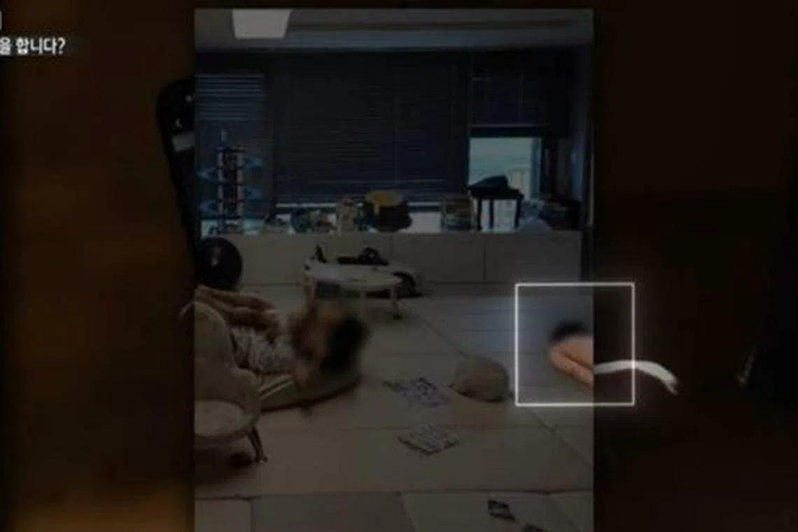 姜美贞公开老公裸体倒在女儿身旁的照片。（互联网）