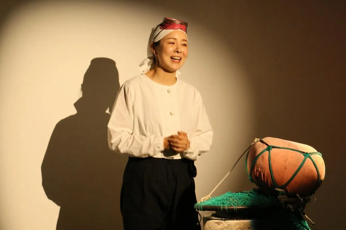 餐馆负责人装扮成海女，通过海女潜入海洋的视频带领食客深入其境。（餐馆提供）