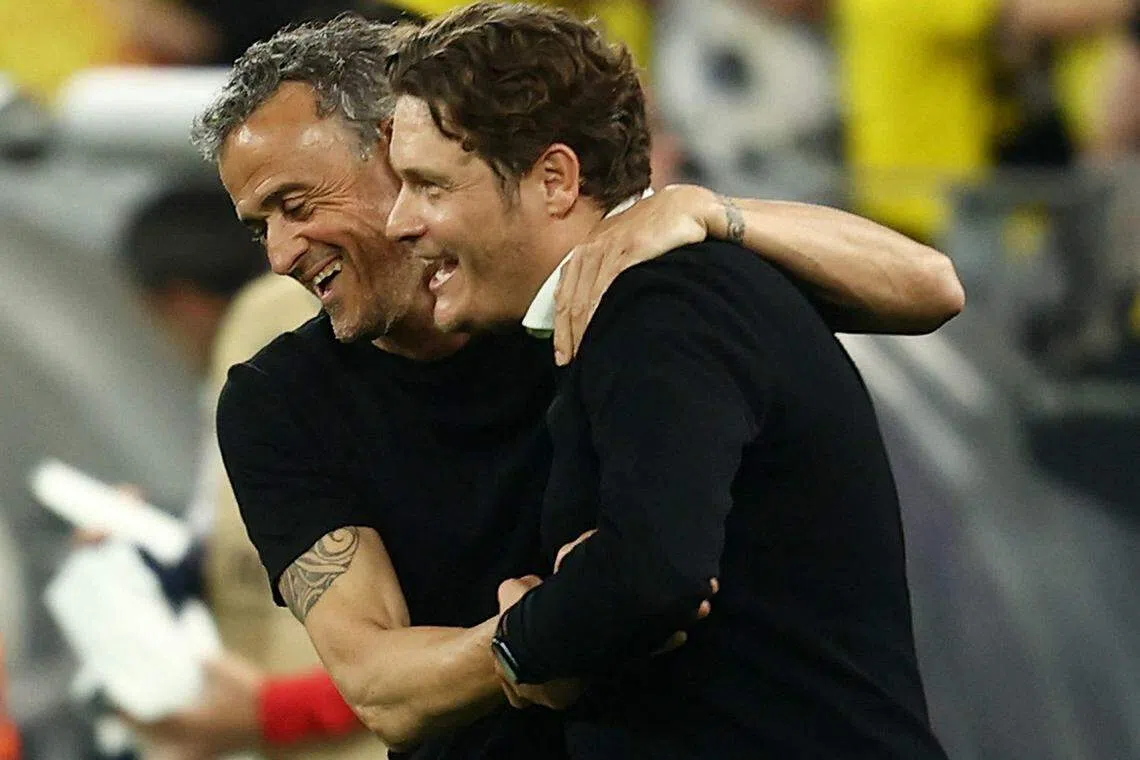 巴黎圣日耳曼主帅恩里克（左）和多特蒙德主帅泰尔齐奇赛后热烈相拥，约定下周次回合再碰头。（路透社）