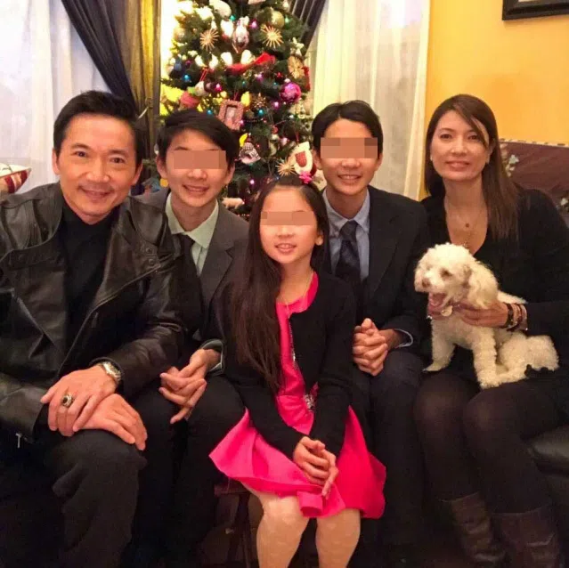 翁慧德（右一）与丈夫邹兆龙（左一）育有三子女。（互联网）