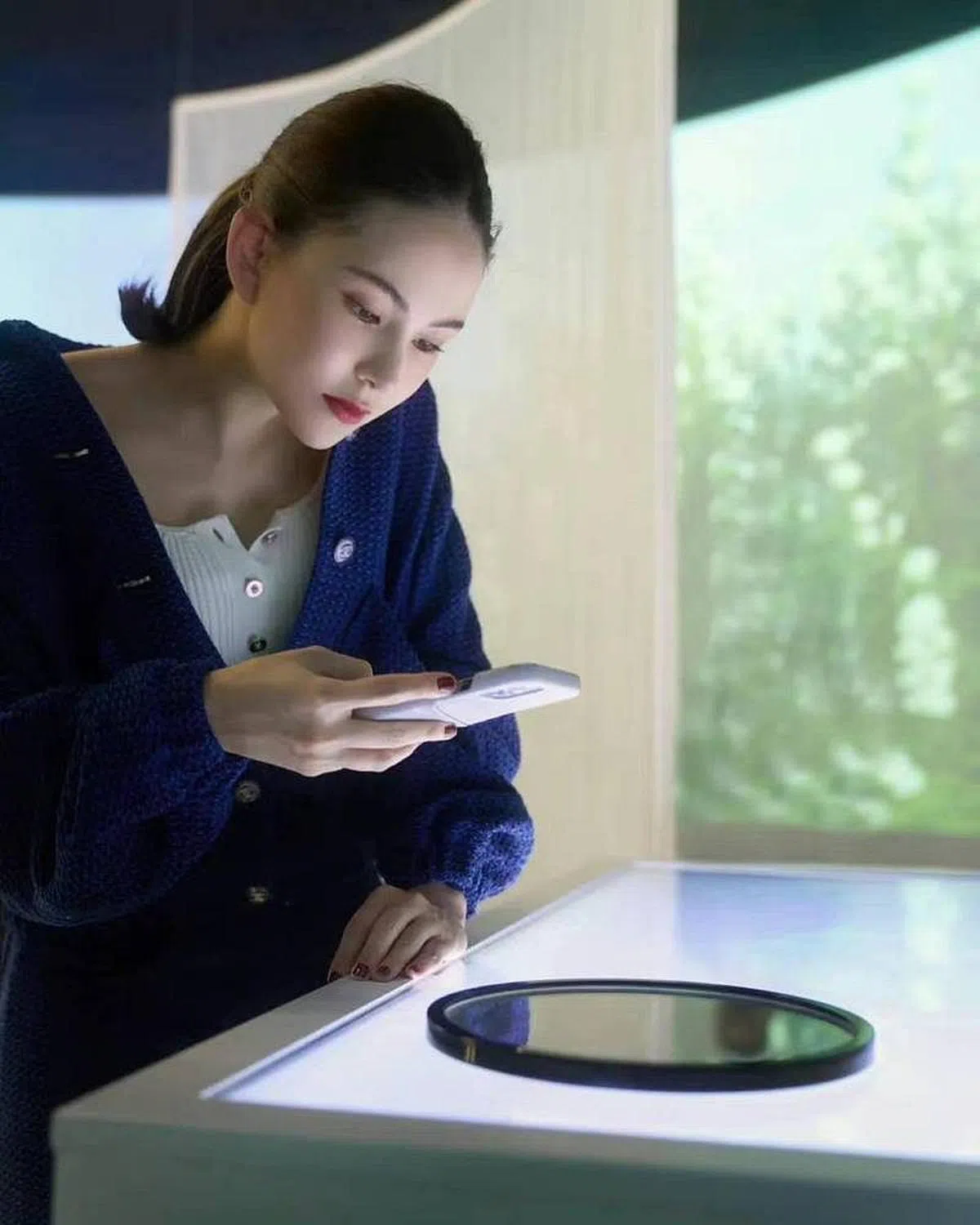 昆凌怀孕后脸和四肢依旧纤细。（取自微博） 