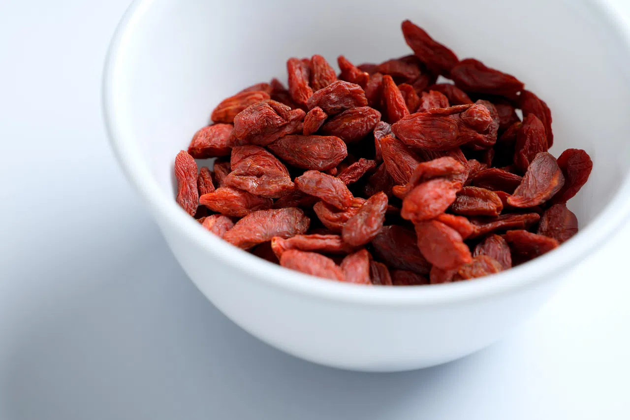 枸杞有助于保护眼睛黄斑部及水晶体健康，但吃多燥热，应酌量摄取。（龙国雄摄）