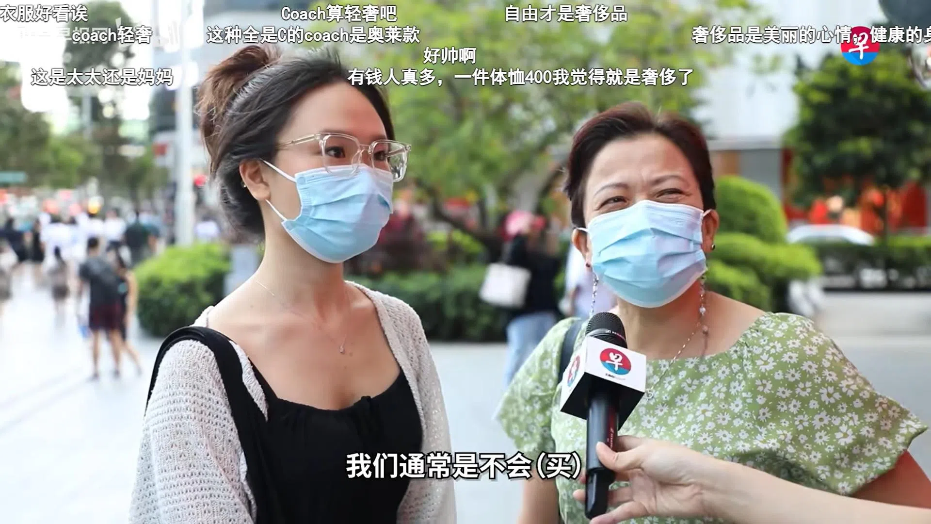 团队实时监测新加坡和中国的热门话题，通过街访等形式，制作接地气的视频。（视频截图）