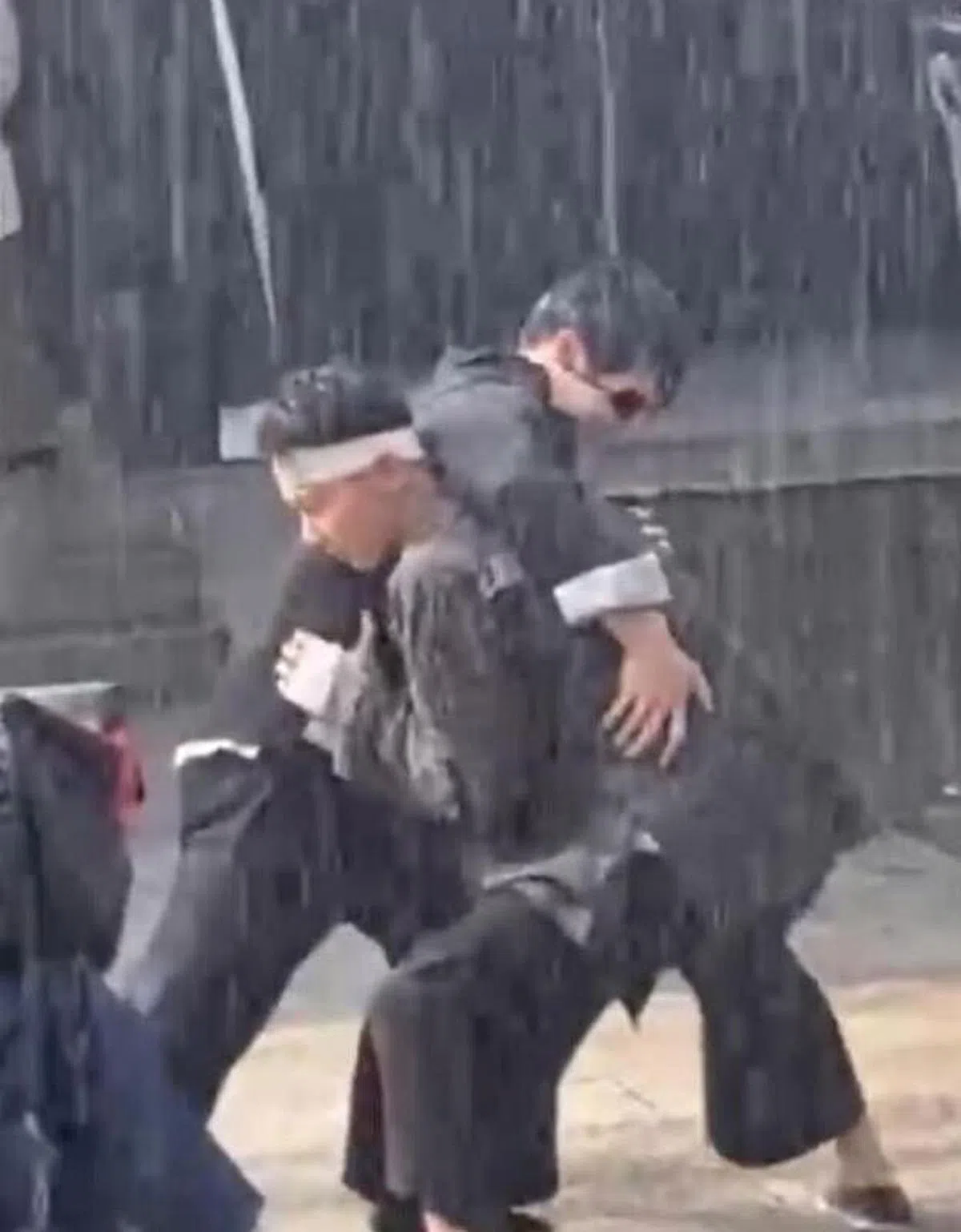 戴向宇衣服都非常单薄，雨中拍戏硬咬着牙克服寒冷。（网络）